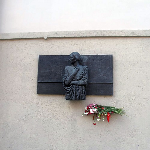 Памятник на доме Берггольц О